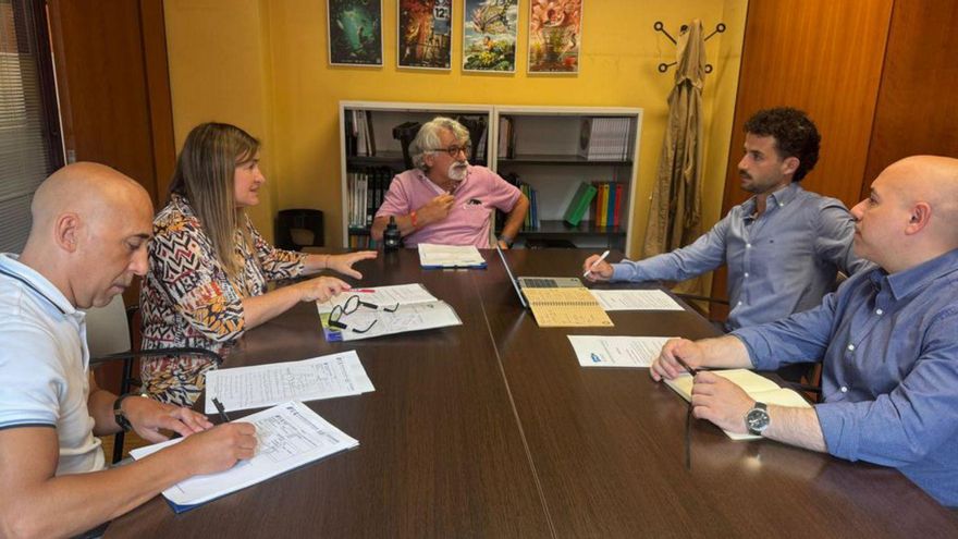 Por la izquierda, David Fernández, Mónica Oviedo, Alejandro Catrain, Alejandro Navazas y Rodrigo Pintueles, durante la reunión.