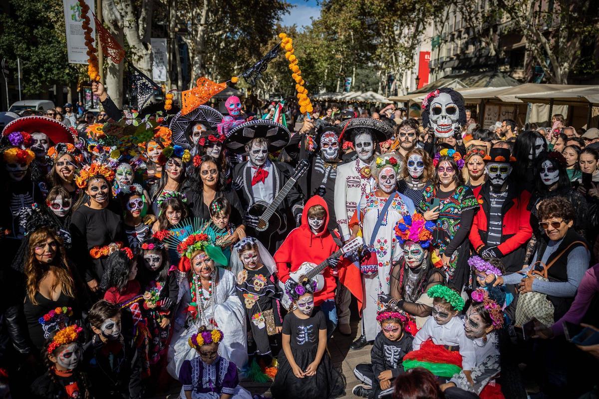 Espectacular desfile de Catrinas por La Rambla