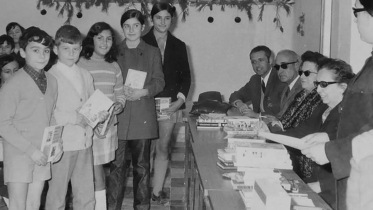 Sentada a la derecha, la profesora homenajeada Antonia Consuelo
