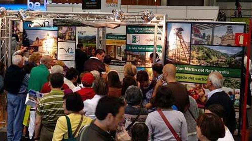 Visitantes en el stand del Valle del Nalón en Bilbao.