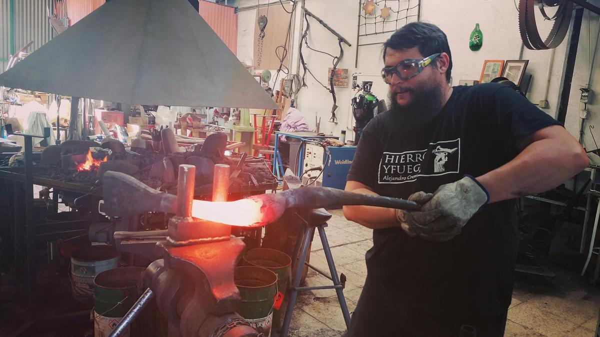 Alejandro Cremades en su escuela-taller de forja en Onil.