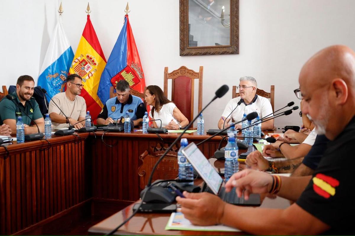María del Carmen Rosario, con el actual jefe de la policía de Agaete, en una junta de seguridad.