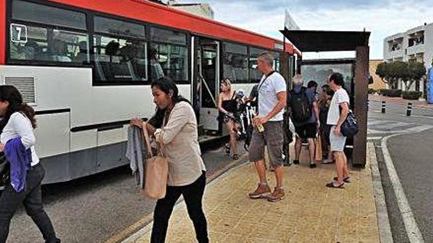 Pasajeros bajan en la parada de autobuses de Sant Francesc, una de las más concurridas.