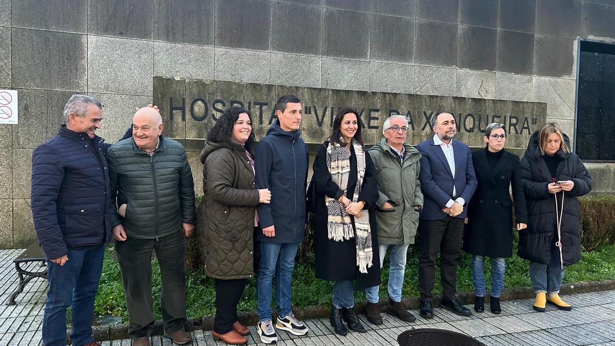 García Comesaña, 3º por la dcha., con otros candidatos de la lista del PP ante el Hospital Virxe da Xunqueira de Cee
