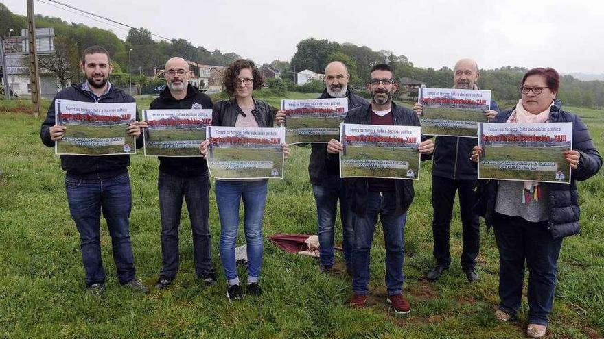 Representantes del BNG de Lalín, ayer, en los terrenos del CAR de Alto de Vales. // Bernabé/Javier Lalín