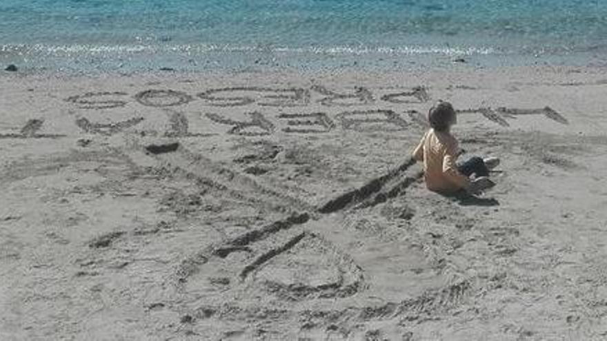 El missatge d&#039;un nen en una platja de l&#039;Estartit del que es fa ressó Clara Ponsatí