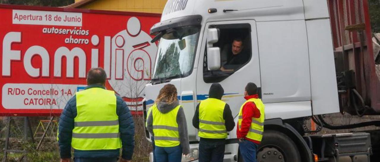 Integrantes del piquete informativo de Catoira paran a un transportista en el día de ayer.   | // IÑAKI ABELLA
