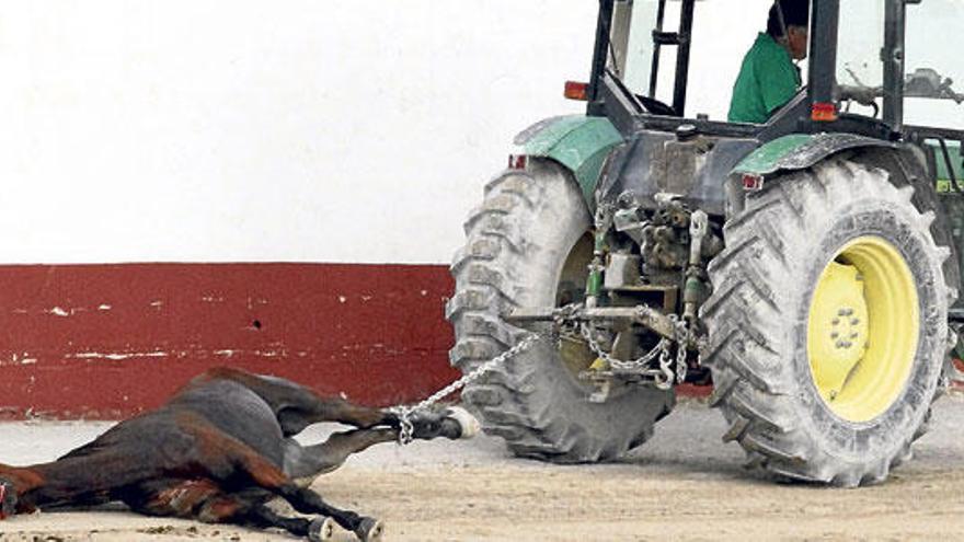 Evacuación con el tractor del cadáver de Peter de Mira en Manacor.