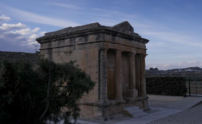 Mausoleo de Fabara al anochecer