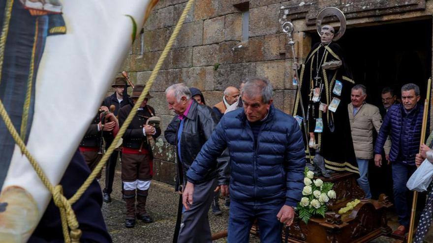 Multitud de fieles conmemoran San Benito en Cambados, con ofrendas y procesión