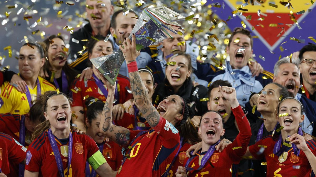 SEVILLA, 28/02/2024.- La centrocampista de la selección española, Jenni Hermoso (c), levanta el trofeo durante la celebración por el triunfo ante Francia en la final de la Liga de Naciones Femenina, este miércoles en el Estadio de La Cartuja en Sevilla.