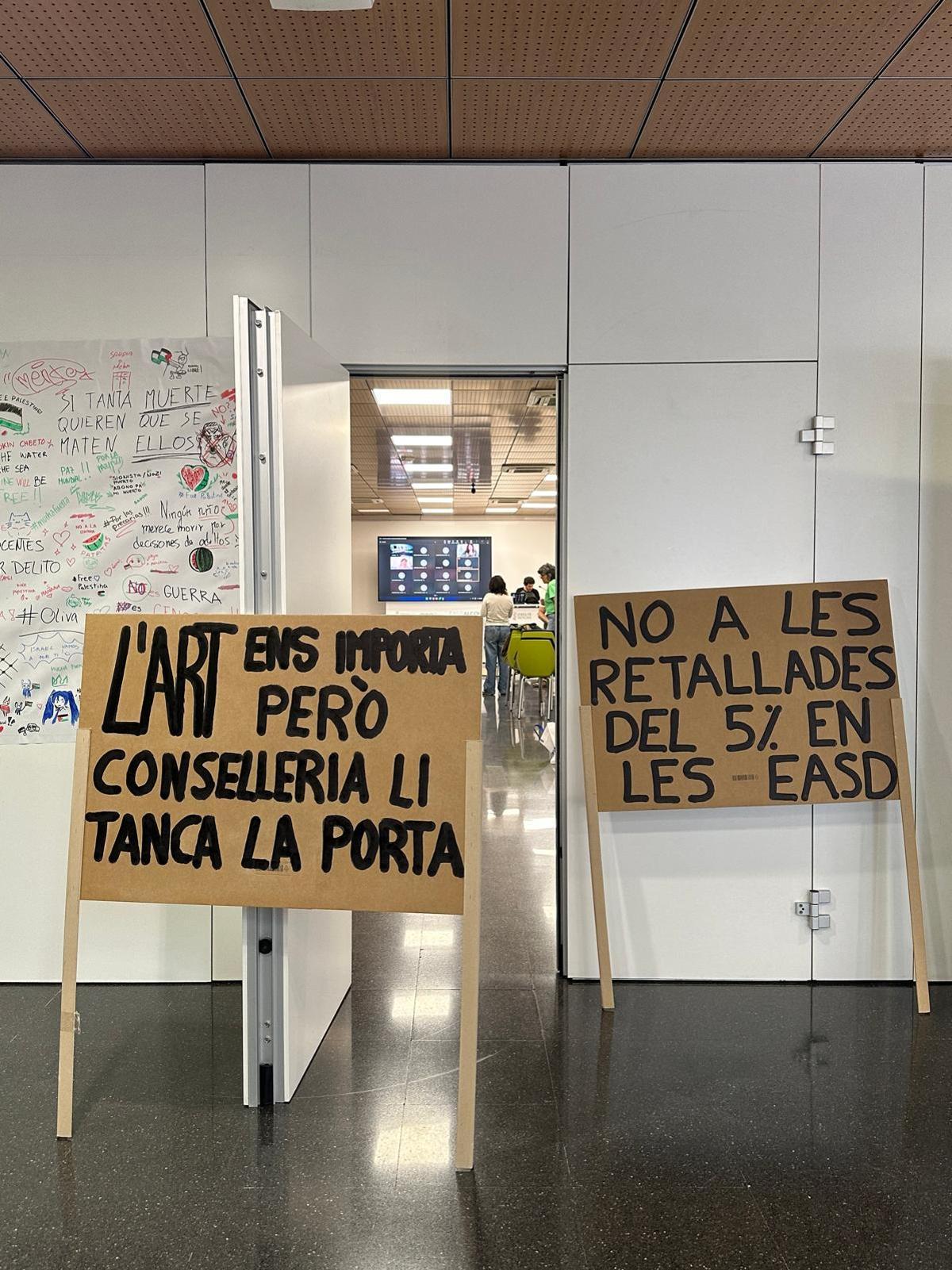 Carteles en el centro.