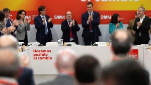 GRAF5991. BARCELONA, 06/02/2020.- El presidente del Gobierno, Pedro Sánchez (4d), el secretario general del PSC, Miquel Iceta (4i), y el ministro de Sanidad, Salvador Illa (3i), entre otros durante su reunión de este jueves en Barcelona. EFE/ Enric Fontcuberta
