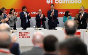 GRAF5991. BARCELONA, 06/02/2020.- El presidente del Gobierno, Pedro Sánchez (4d), el secretario general del PSC, Miquel Iceta (4i), y el ministro de Sanidad, Salvador Illa (3i), entre otros durante su reunión de este jueves en Barcelona. EFE/ Enric Fontcuberta