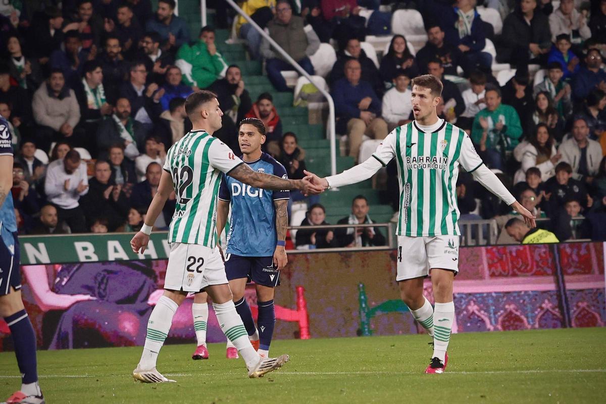 Pedro Ortiz, a la derecha, junto a Carlos Isaac en el choque ante el Cádiz de esta temporada.
