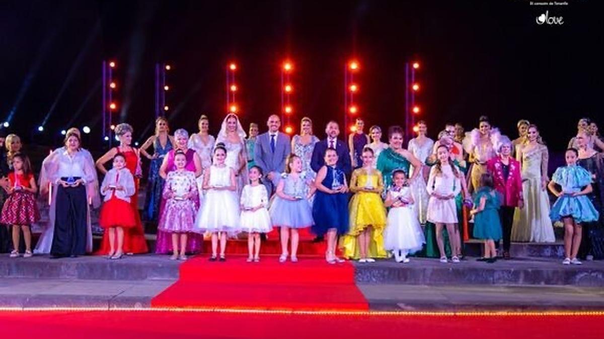 Fotografía de familia de las treinta y seis candidatas que aspiran a convertirse en reinas del Carnaval de Santa Cruz de Tenerife 2023.