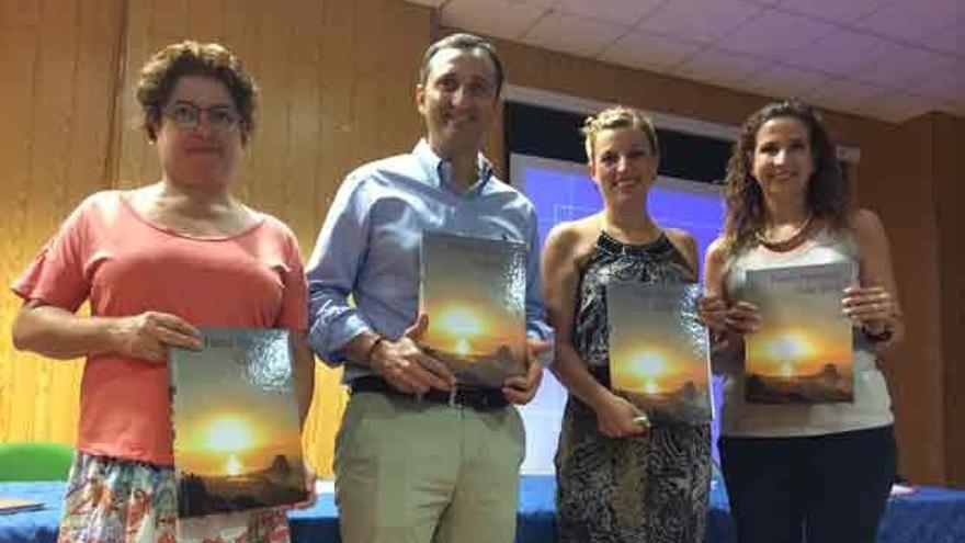 La presidenta Gema Gonzalez y su vicepresidenta Monica Cabrera junto con el alcalde y la edil.