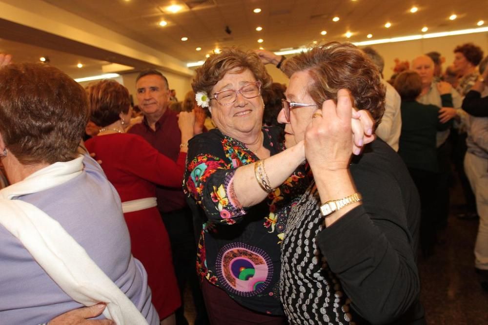 Almuerzo y baile por el Día de los Enamorados en el Club de Mayores de Cartagena