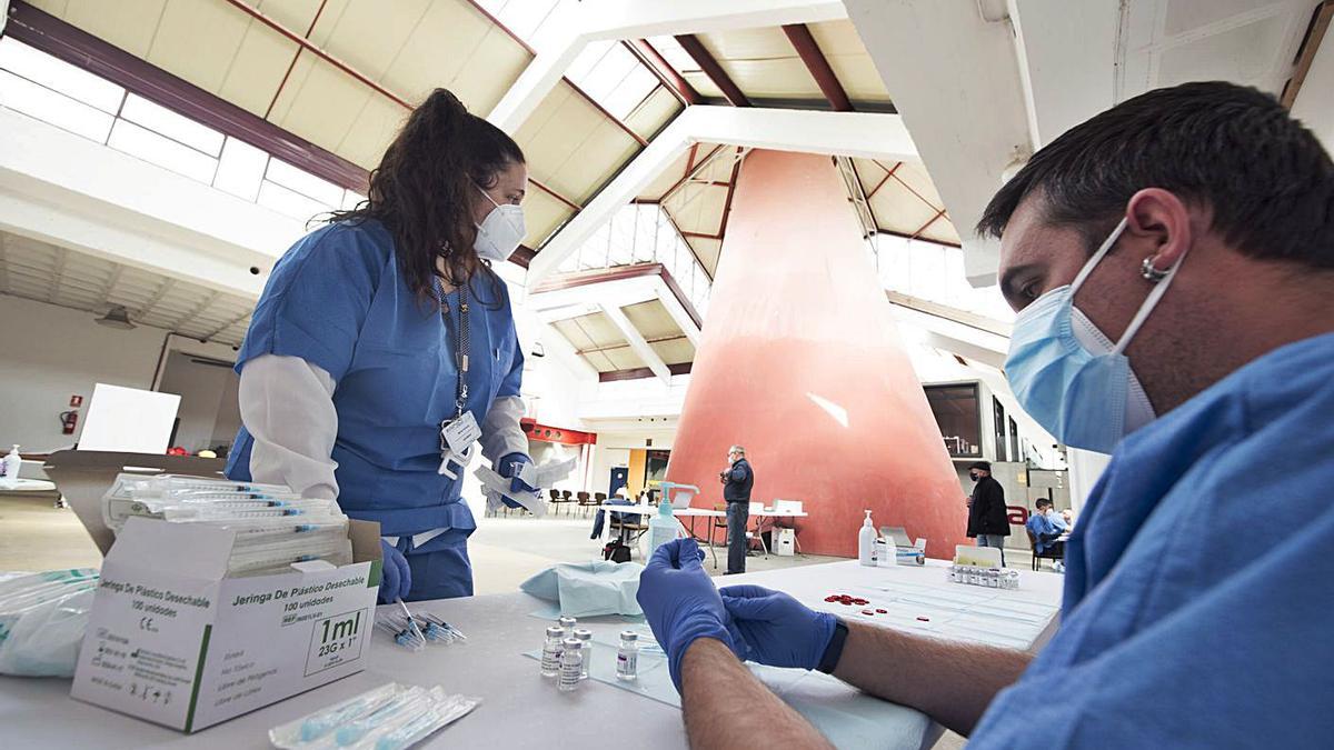 Preparació de vacunes al Palau Firal de Manresa | ARXIU/OSCAR BAYONA