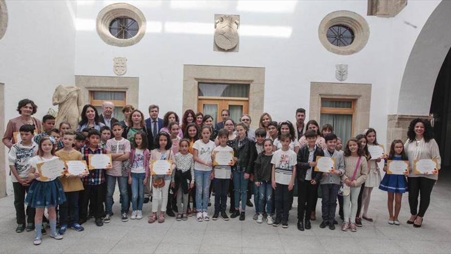 Caja de Extremadura premia los cuentos infantiles de 36 alumnos