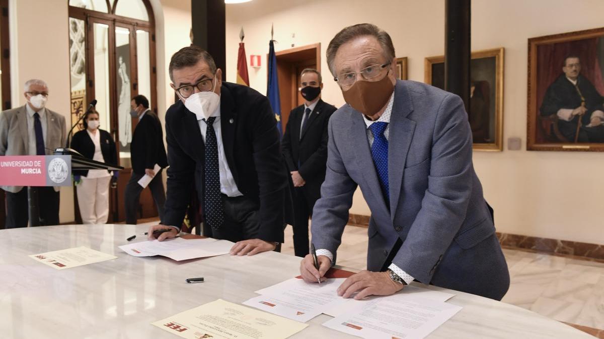 José Luján y Tomás Fuertes, durante la firma del convenio