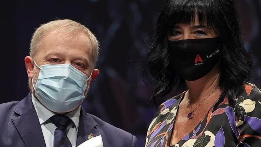 Eduardo Arilla recibió el premio de manos de Gloria Pérez. | SERVICIO ESPECIAL