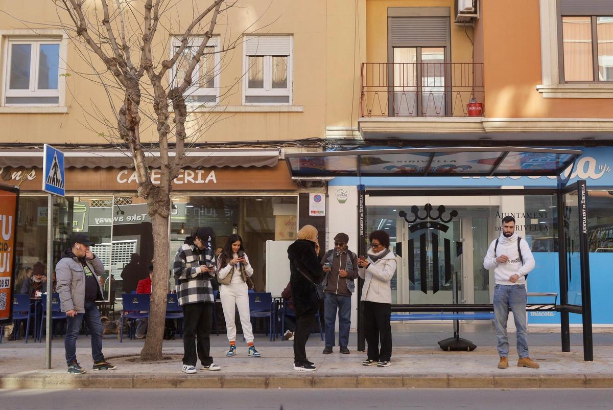 Usuarios esperando el bus metropolitano este viernes en Xirivella.