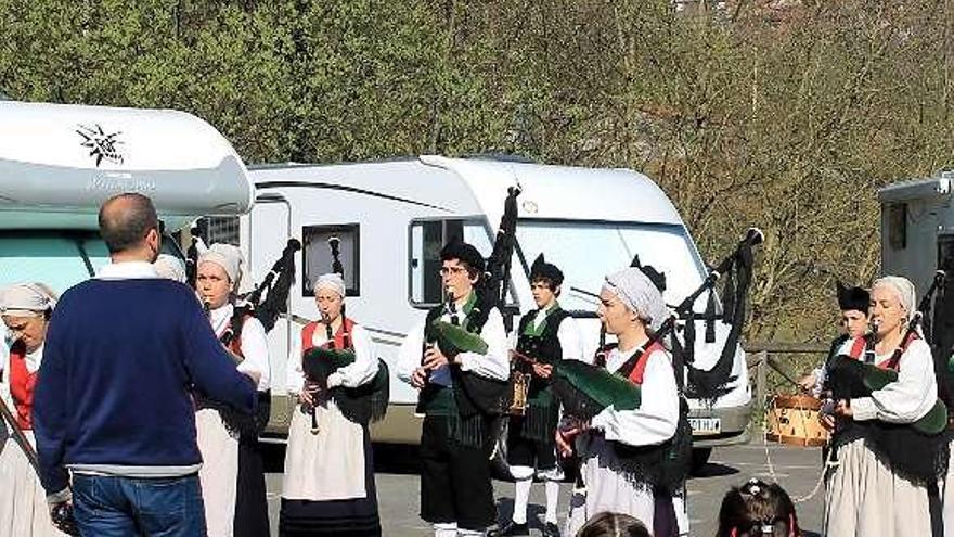 Inauguración del área de autocaravanas, en Bárzana.