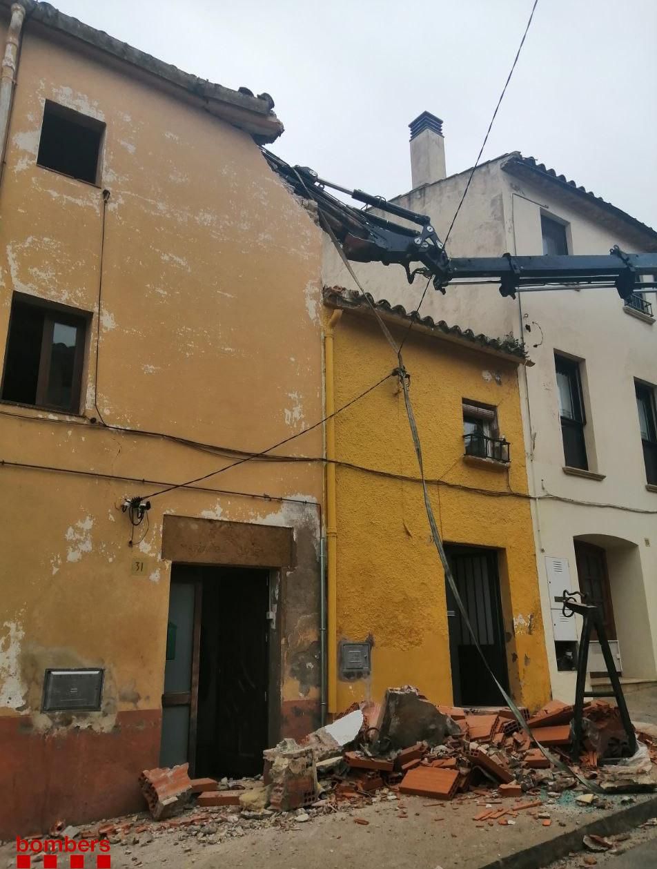 Els danys i les restes del teulat de la casa de la Bisbal afectada