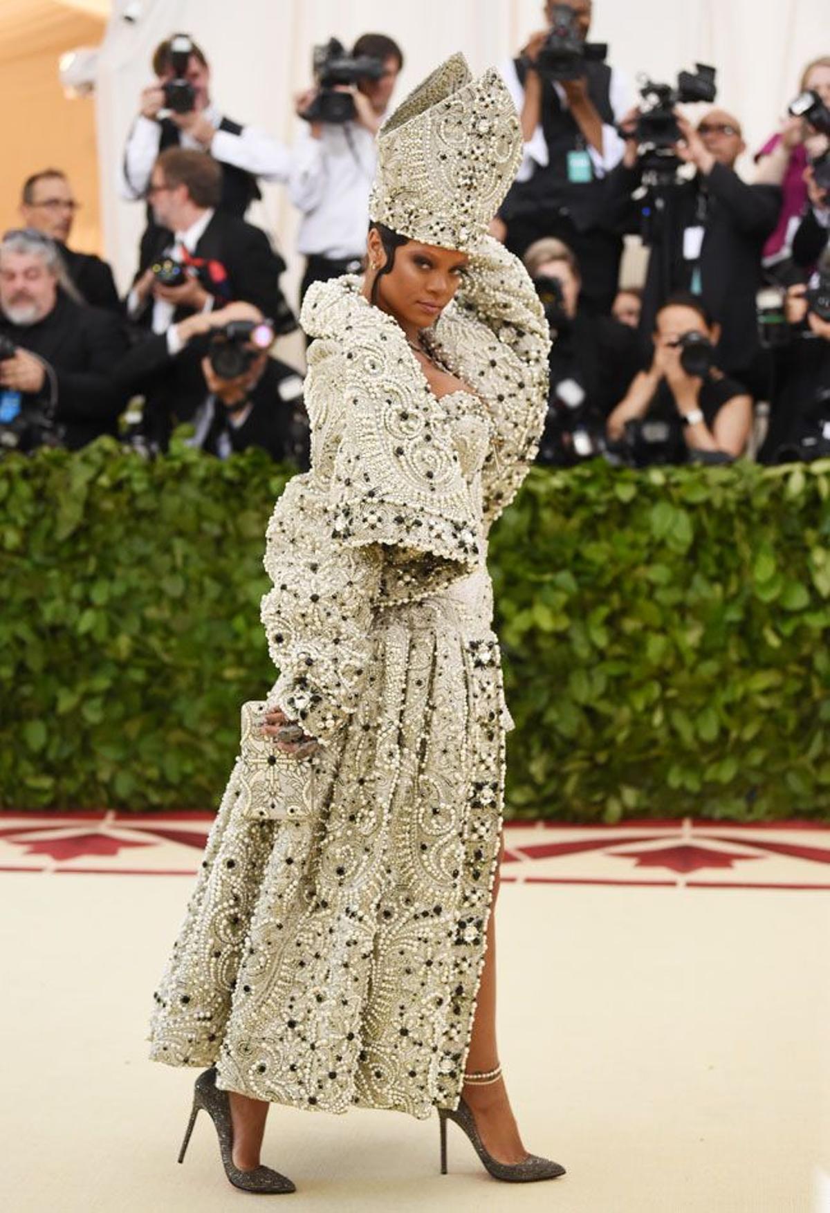 Alfombra roja de la gala Met 2018: Rihanna, dorada y papal