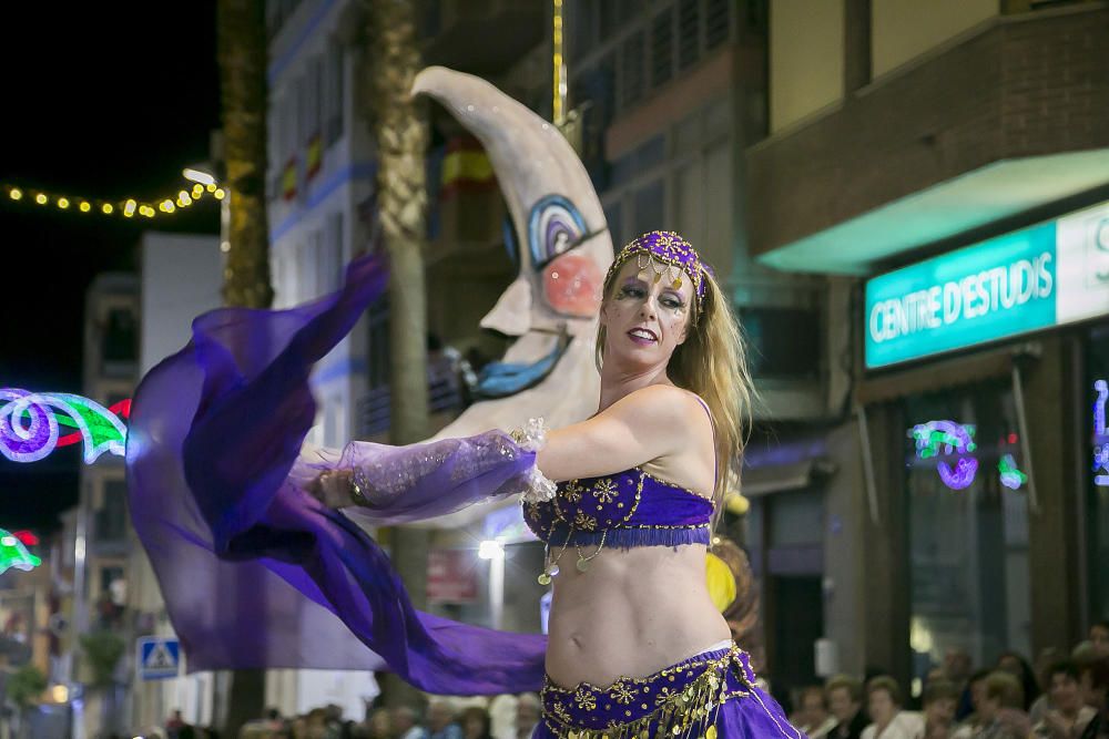 Distintos momentos de la Entrada mora que las tropas de la media luna protagonizaron ayer por las calles de Callosa d´en Sarrià.