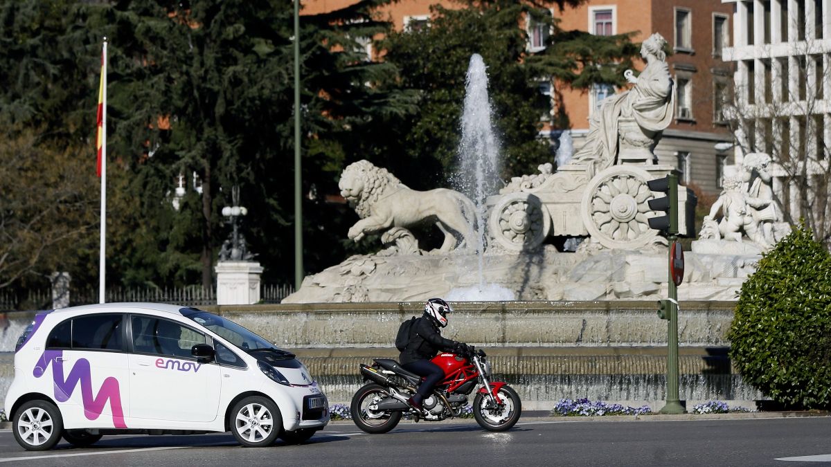 Un coche eléctrico en la Plaza de Cibeles. Fernando Alvarado