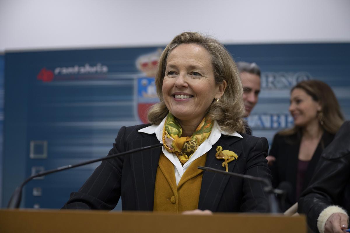 SANTANDER, 10/02/2023.- La vicepresidenta primera y ministra de Asuntos Económicos y Transformación Digital, Nadia Calviño durante una rueda de prensa con motivo de su visita a Cantabria, este viernes en Santander. EFE/Pedro Puente Hoyos