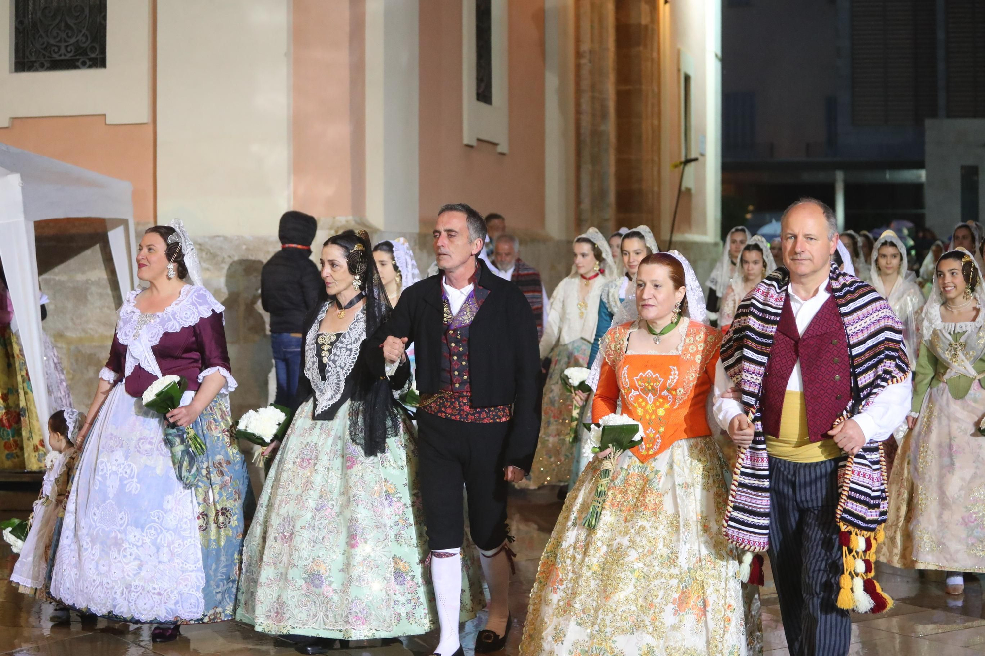 Búscate en el primer día de ofrenda por la calle de la Paz (entre las 19:00 a las 20:00 horas)