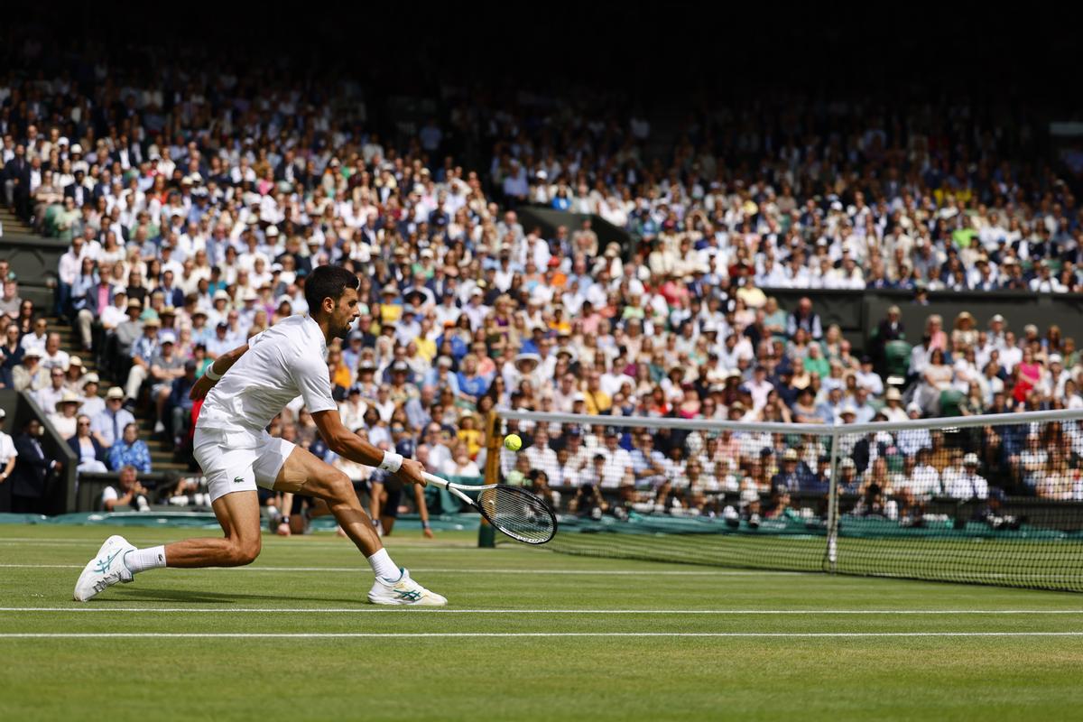 Wimbledon (United Kingdom), 16/07/2023.- Novak Djokovic of Serbia in action during the Men’s Singles final match against Carlos Alcaraz of Spain at the Wimbledon Championships, Wimbledon, Britain, 16 July 2023. (Tenis, España, Reino Unido) EFE/EPA/TOLGA AKMEN EDITORIAL USE ONLY