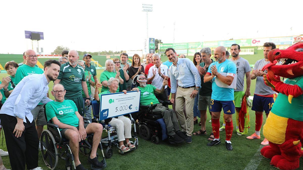 Foto de Familia del partido solidario 'Leyendas del Fútbol por la ELA'.