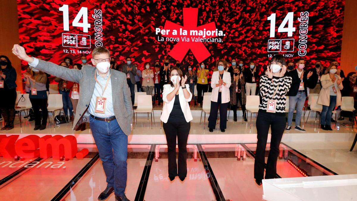 La número dos federal del PSOE, Adriana Lastra (c), y la ministra de Ciencia e Innovación, Diana Morant (d), aplauden al líder de los socialistas valencianos, Ximo Puig.