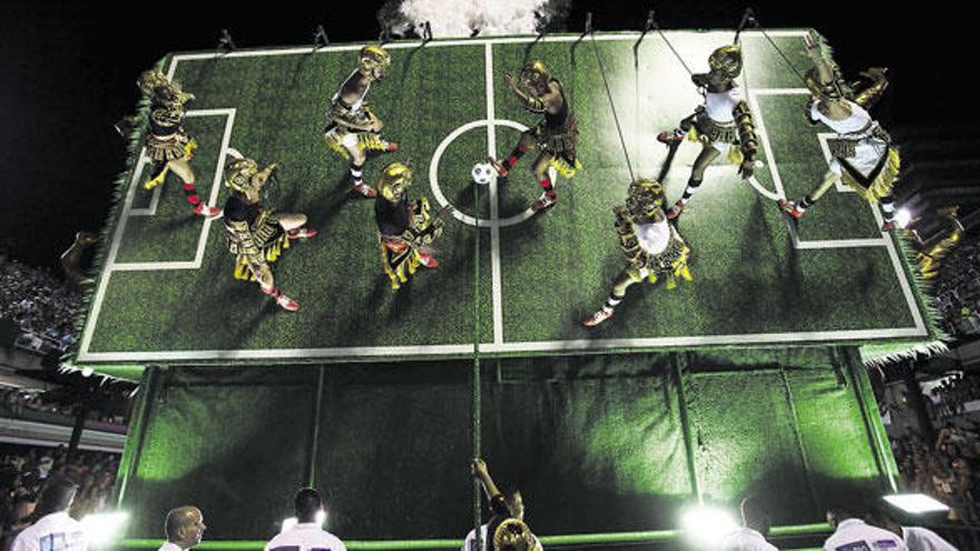 Alegoría del fútbol en el Sambódromo de Río de Janeiro el pasado carnaval