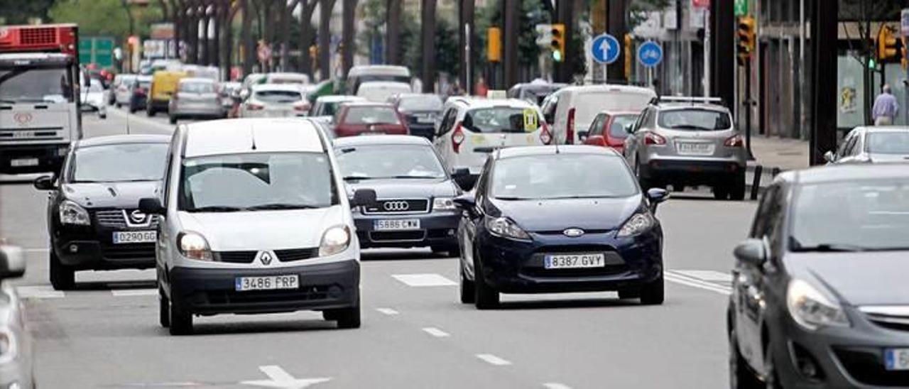 Vehículos en la avenida de la Constitución.