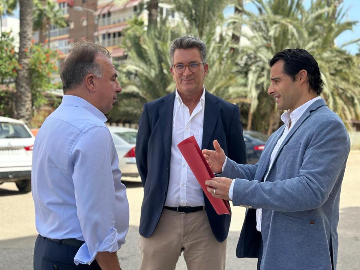 El alcalde de Torrevieja, Eduardo Dolón, junto al director general de Puertos y el concesionario del proyecto, Enrique Riquelme