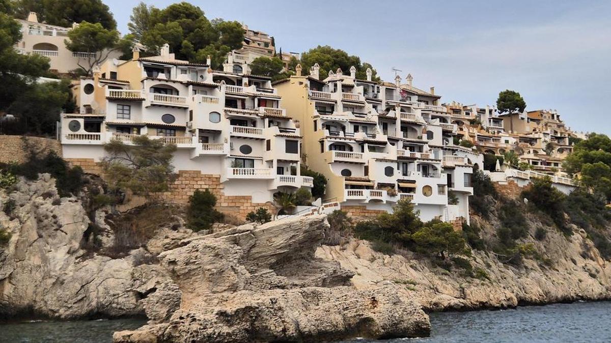 Cala Fornells Aldea III in Peguera, vom Meer aus gesehen.