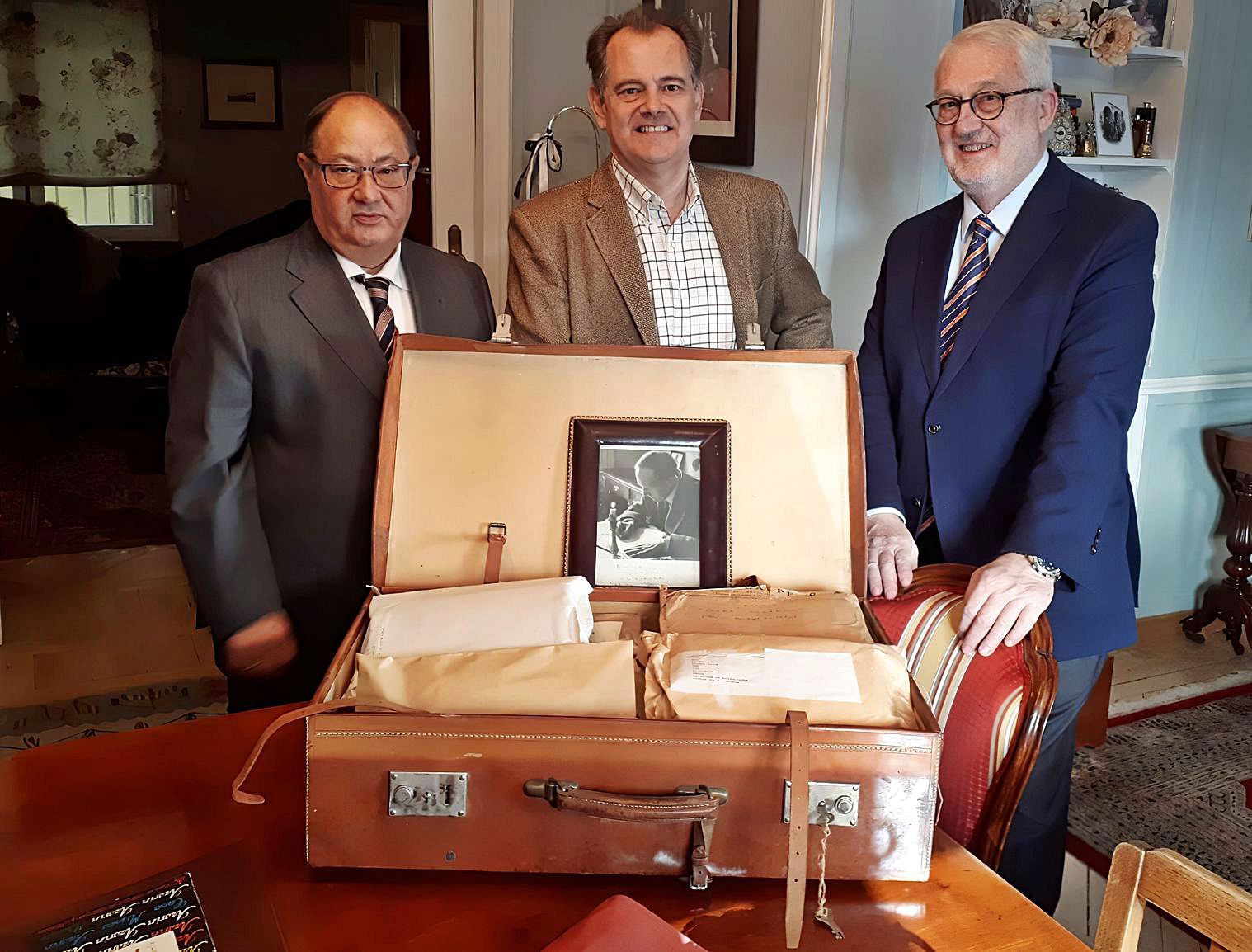 José Payá, Luis Méndez Vigo y Luis Boyer con la maleta de Azorín. | FUNDACIÓN MEDITERRÁNEO