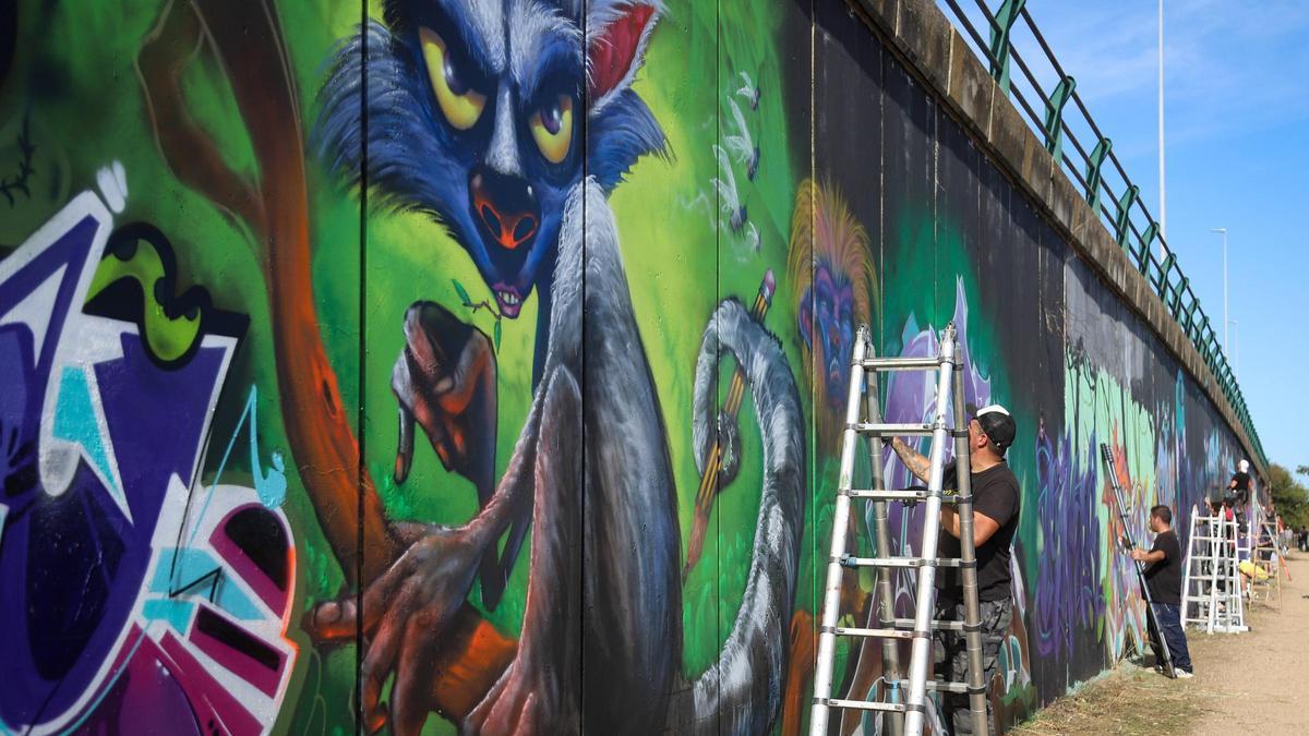 Una de las obras en el muro de la carretera de Cáceres, junto al Guadiana.