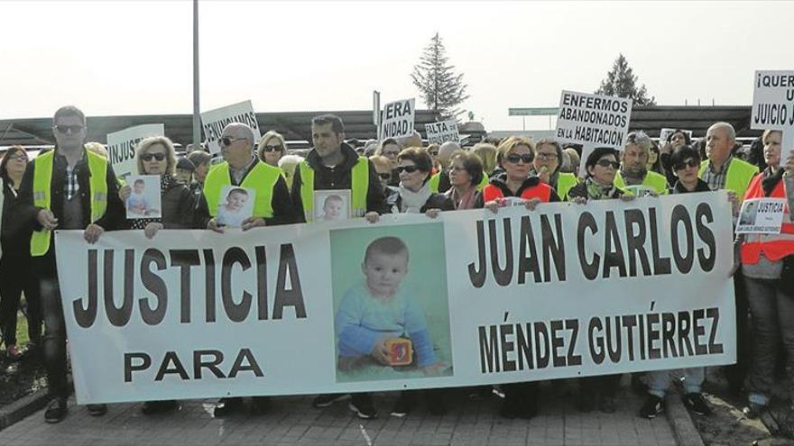 250 manifestantes exigen justicia por el fallecimiento de un bebé en Don Benito