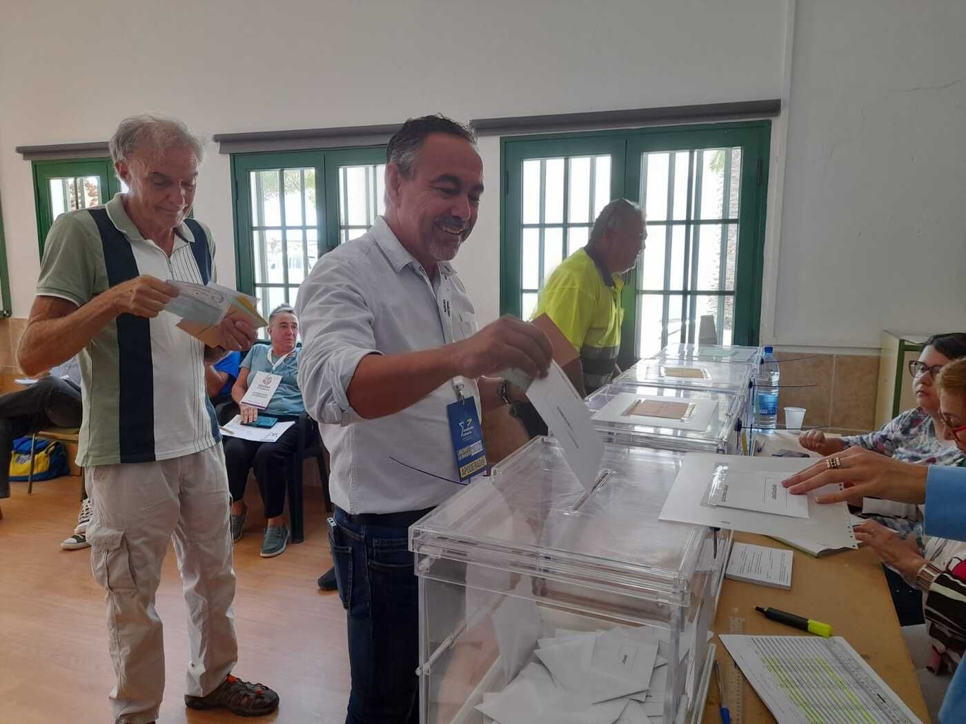 Víctor Robayna, candidato de CC al Ayuntamiento de Haría, votando en Mala.jpg