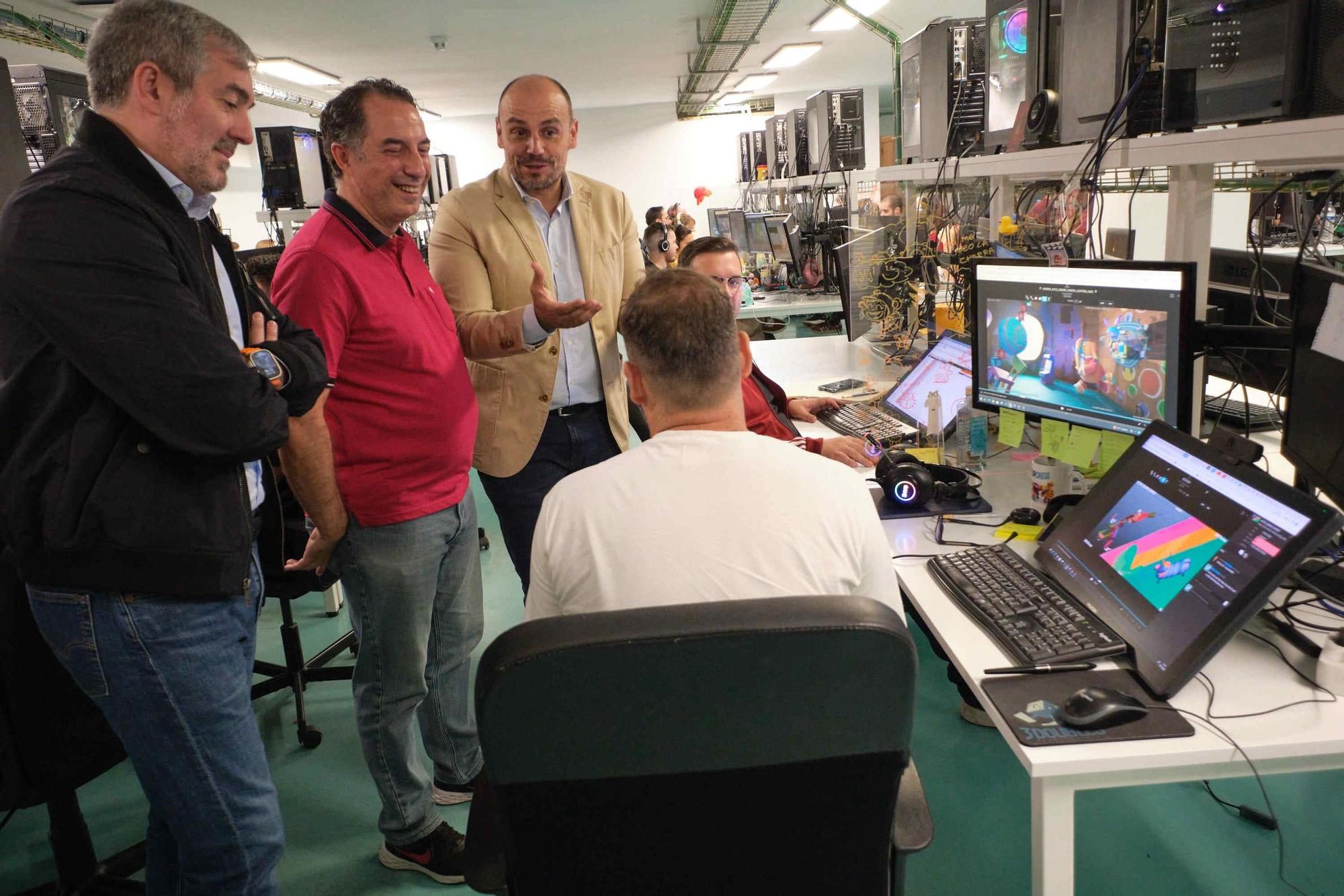 Visita de Fernando Clavijo a las nuevas instalaciones de 3 Doubles Producciones