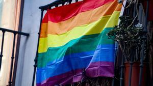 Una bandera LGBTI en un balcón de Madrid, en una imagen de archivo.