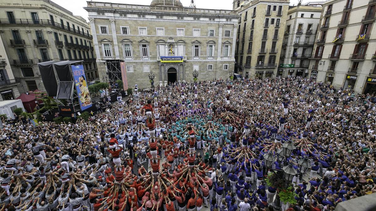 Diada castellera en la plaza Sant Jaume de Barcelona durante las fiestas de la Mercè 2023