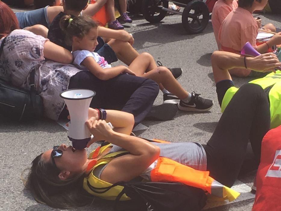 Treballadors de les ambulàncies de Girona han dut el seu malestar al carrer i s'han manifestat pel centre de Girona