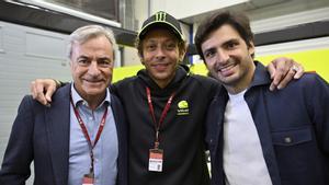 Valentino Rossi, el domingo, en Jerez, acompañado de Carlos Sainz y su hijo.